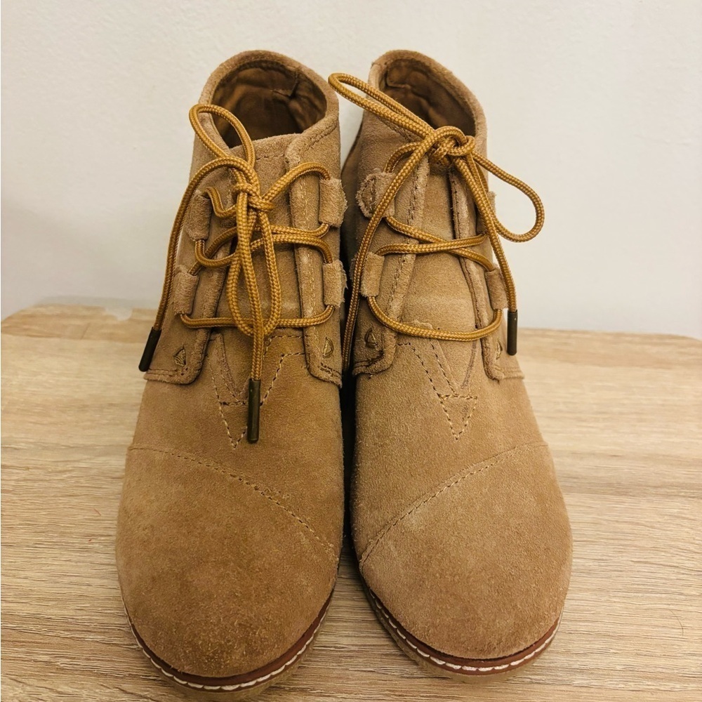 Toms tan suede wedge ankle boots Size 6 W